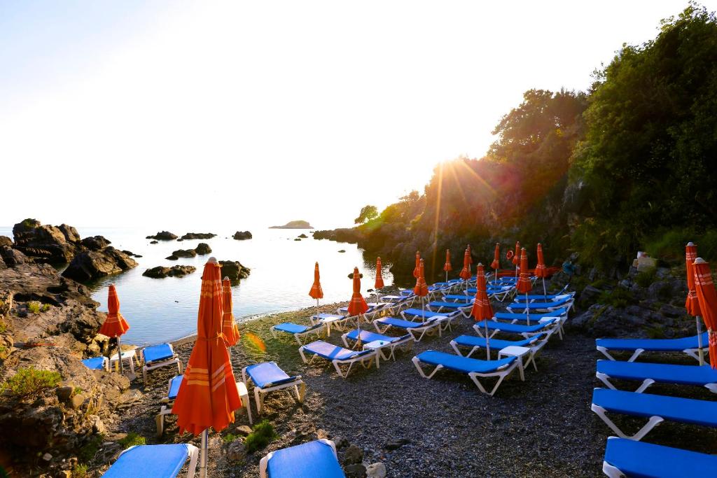- un bouquet de chaises et de parasols sur une plage dans l'établissement illicini stabilimento balneare e albergo, à Maratea