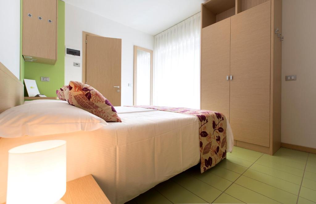 une chambre avec un lit et une grande fenêtre dans l'établissement Hotel Trieste Mare, à Lignano Sabbiadoro 44 autres photos