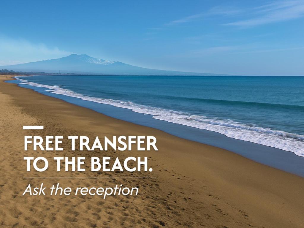 une plage avec les mots transfert gratuit vers la plage dans l'établissement Hotel Romano House, à Catane