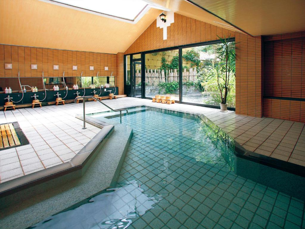 - une piscine dans un bâtiment avec piscine dans l'établissement Suikoen, à Kawanehon