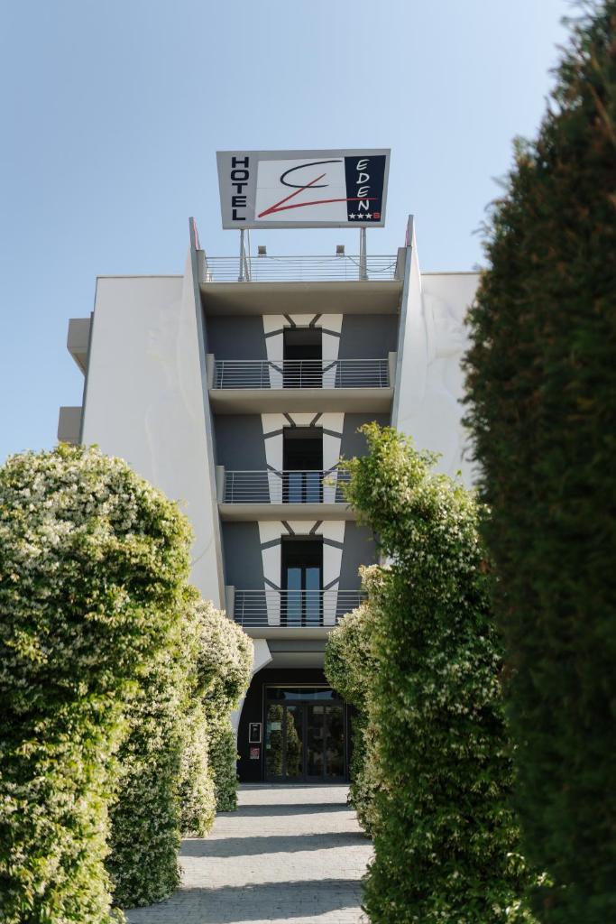un bâtiment avec une enseigne sur le côté dans l'établissement Eden Hotel, à San Salvo