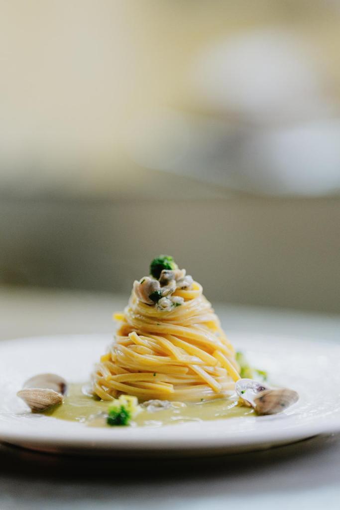 un dessert sur une assiette sur une table dans l'établissement Eden Hotel, à San Salvo