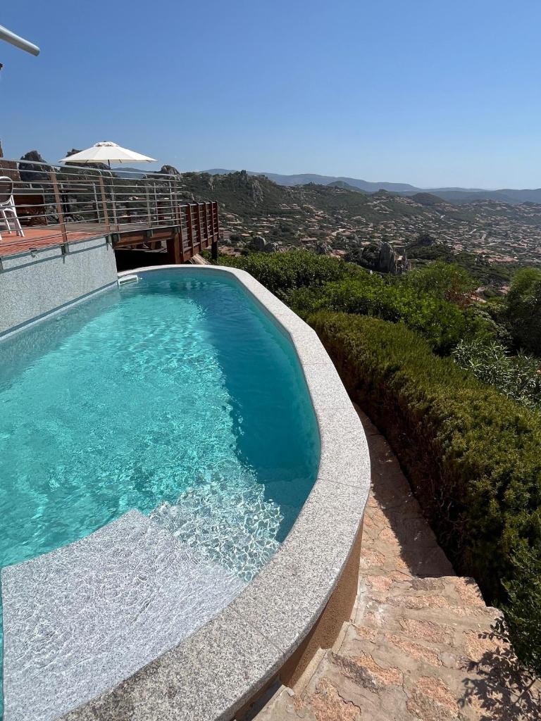 - une grande piscine installée au-dessus d'une maison dans l'établissement Villa SUNSET VIEW, à Costa Paradiso 32 autres photos