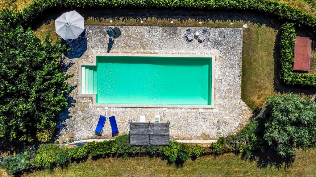 - une vue sur la piscine dans la cour dans l'établissement Scappo in Umbria, La dolce Godera, à Lugnano in Teverina