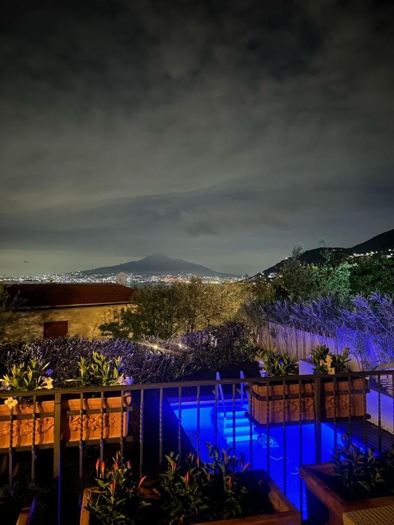 - une vue sur un balcon la nuit avec des lumières bleues dans l'établissement Villa Antonella, à Vico Equense
