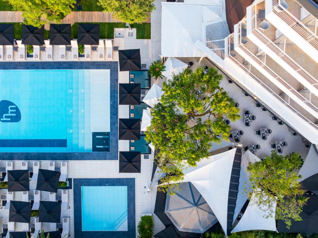 une vue aérienne d'une piscine dans un complexe hôtelier dans l'établissement Hotel Mariver, à Lido di Jesolo