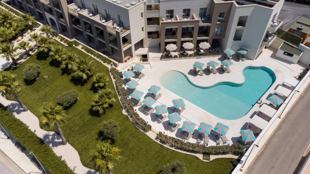 une vue aérienne d'un complexe hôtelier avec piscine dans l'établissement Resort La Battigia Beach & Spa, à Alcamo Marina