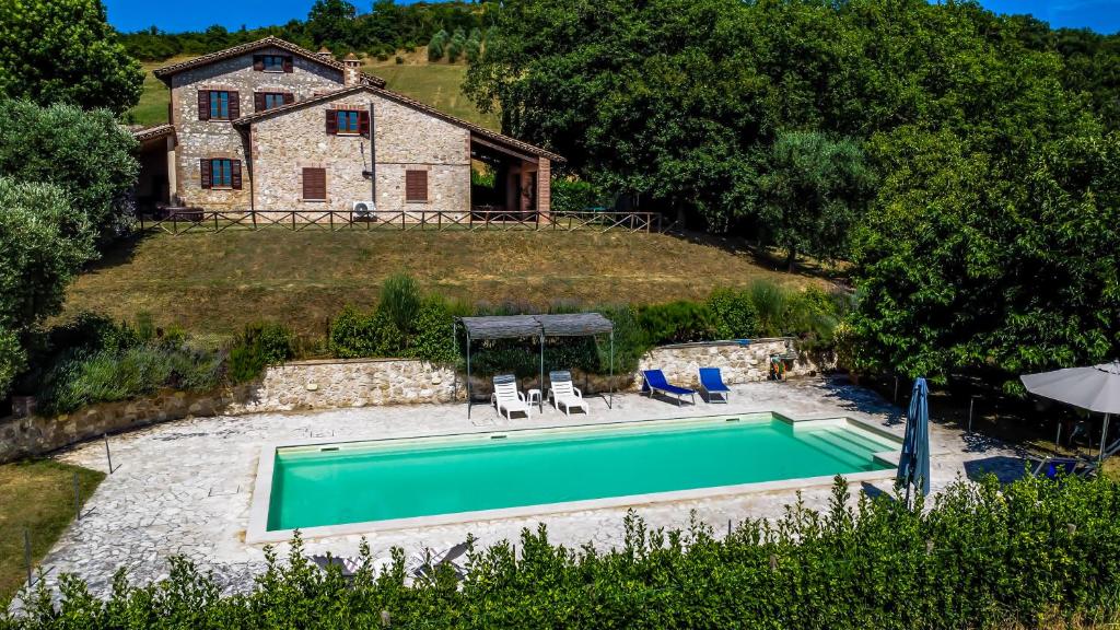 une piscine devant une maison dans l'établissement Scappo in Umbria, La dolce Godera, à Lugnano in Teverina