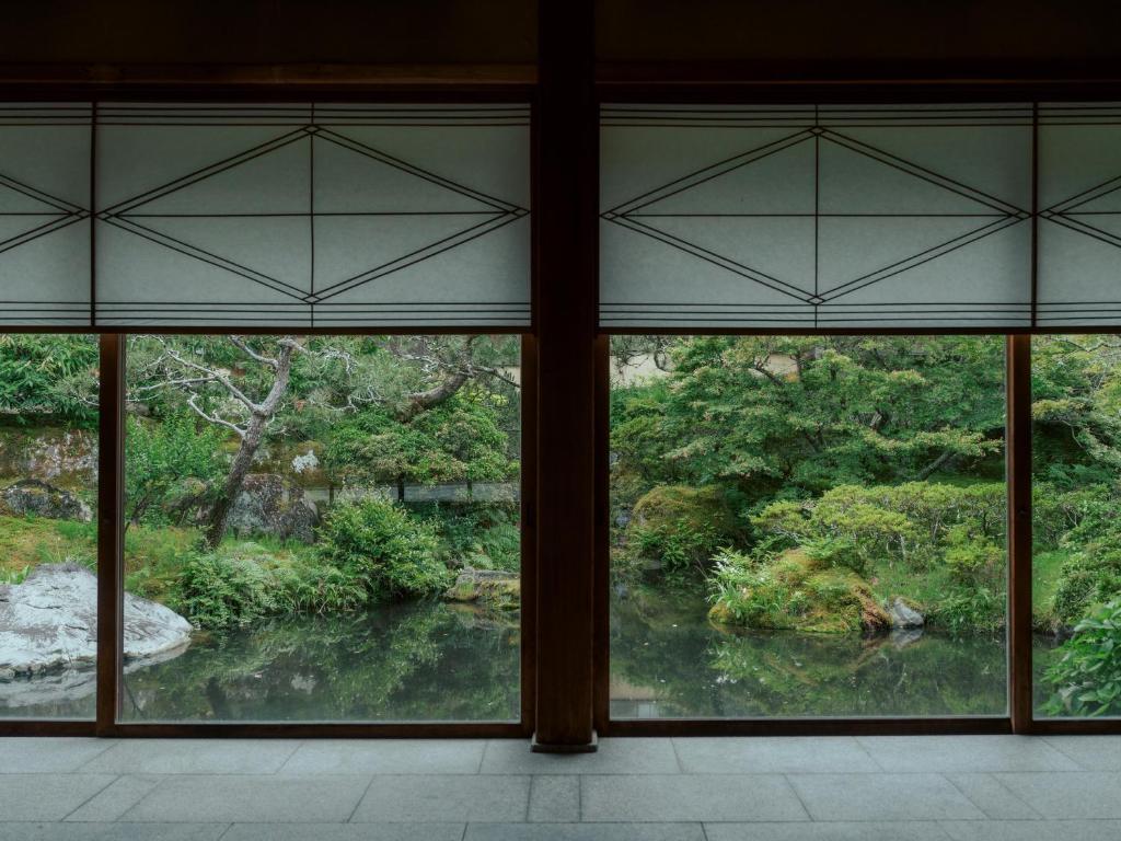 Elle offre une vue sur le jardin depuis sa fenêtre. dans l'établissement Sanyo-so, à Izunokuni 37 autres photos