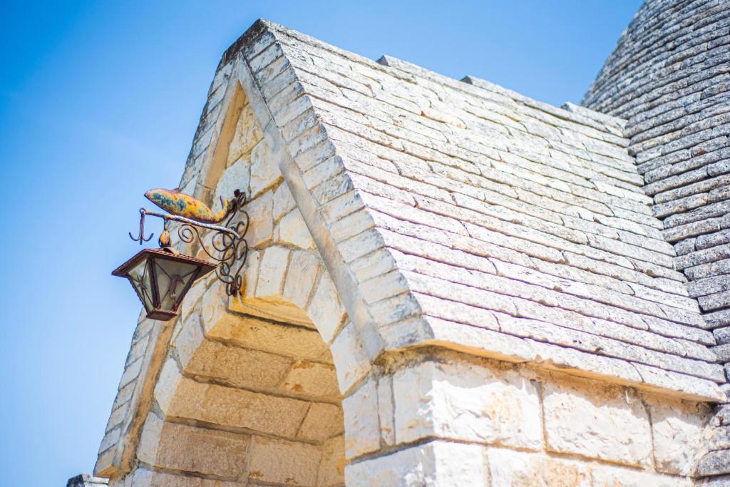 une lampe sur le côté d'un bâtiment dans l'établissement Porto Giardino - CDSHotels, à Monopoli