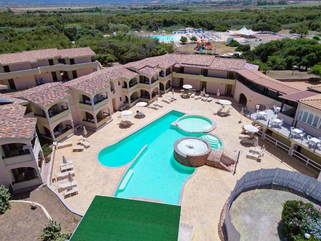 une vue aérienne d'un complexe hôtelier avec piscine dans l'établissement Baia delle Mimose Hotel, à Codaruina