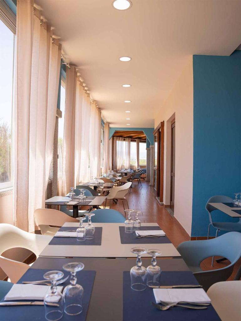 - une rangée de tables et de chaises avec des verres à vin dans l'établissement Baia delle Mimose Hotel, à Codaruina 160 autres photos