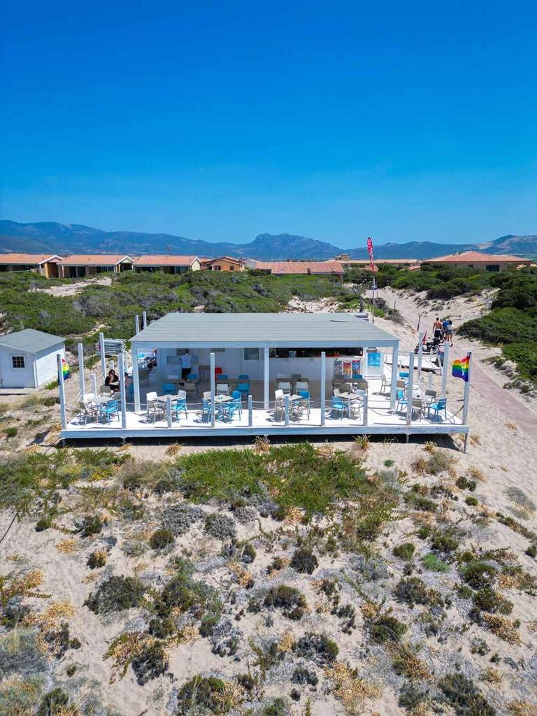 une maison au milieu du désert dans l'établissement Baia delle Mimose Hotel, à Codaruina