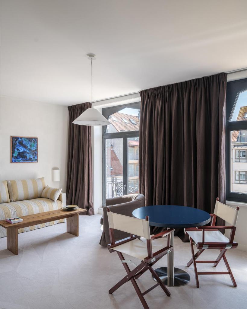 Cozy Getaway for 4 near the Beach 8