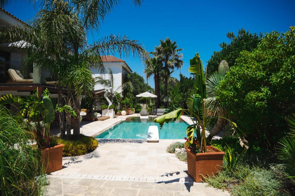 une piscine dans l'arrière-cour d'une maison dans l'établissement Villa Flora, à Depressa