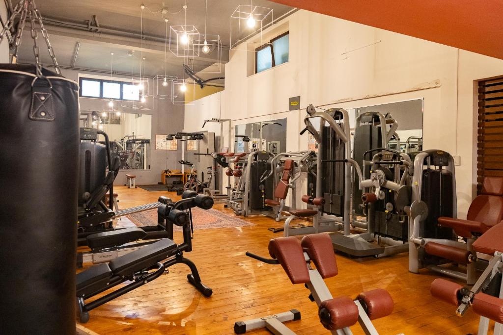 - une salle de sport avec de nombreux équipements dans l'établissement Villa Flora, à Depressa