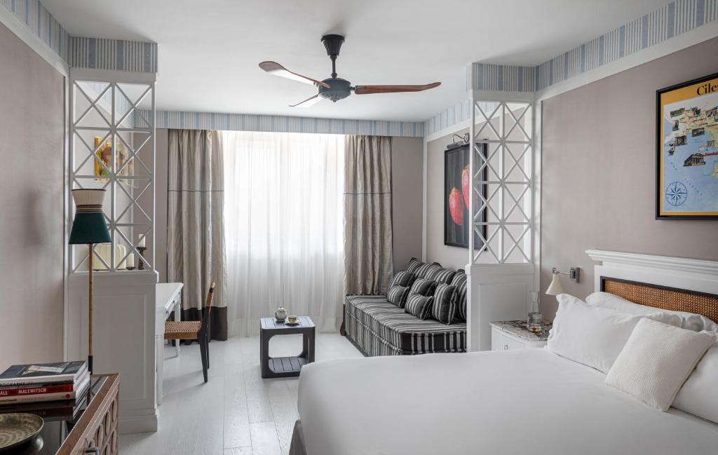 une chambre avec un lit et un salon dans l'établissement Savoy Hotel & Spa - Preferred Hotels & Resorts, à Paestum