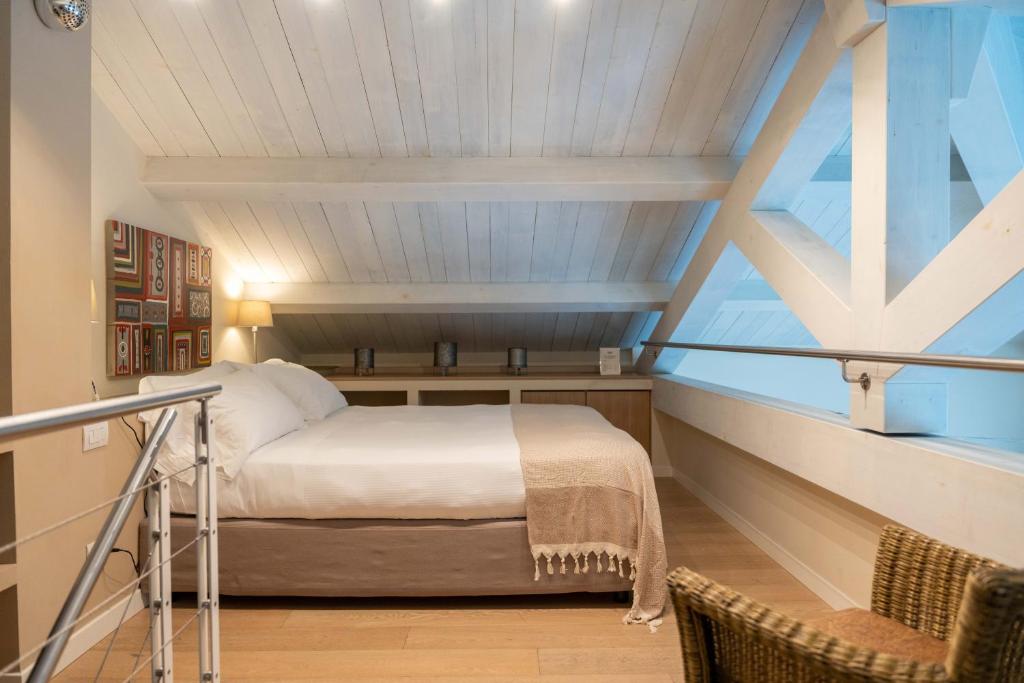 un lit dans une chambre avec une fenêtre dans l'établissement Hotel 900, à Giulianova