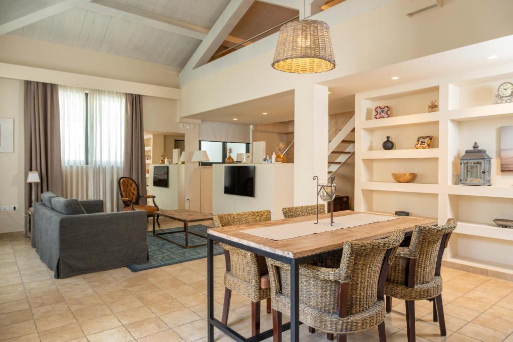 une cuisine et un salon avec une table et des chaises dans l'établissement Hotel 900, à Giulianova