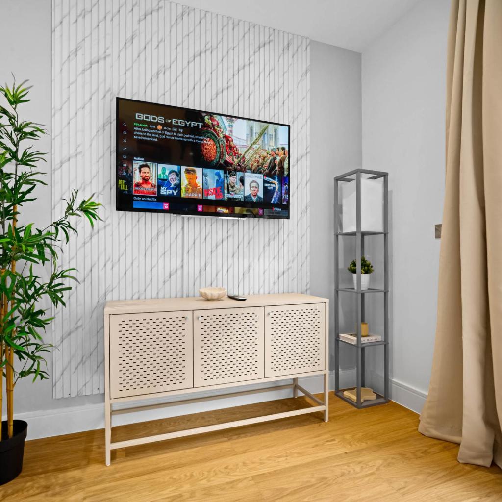 Modern 4 Bedroom Townhouse - City Centre - Garden - Parking - Netflix 17SL 7