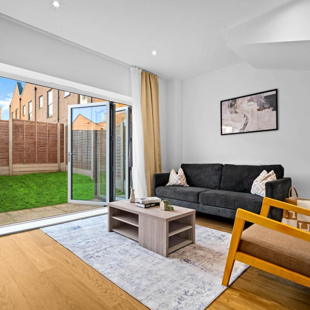 Modern 4 Bedroom Townhouse - City Centre - Garden - Parking - Netflix 17SL 8