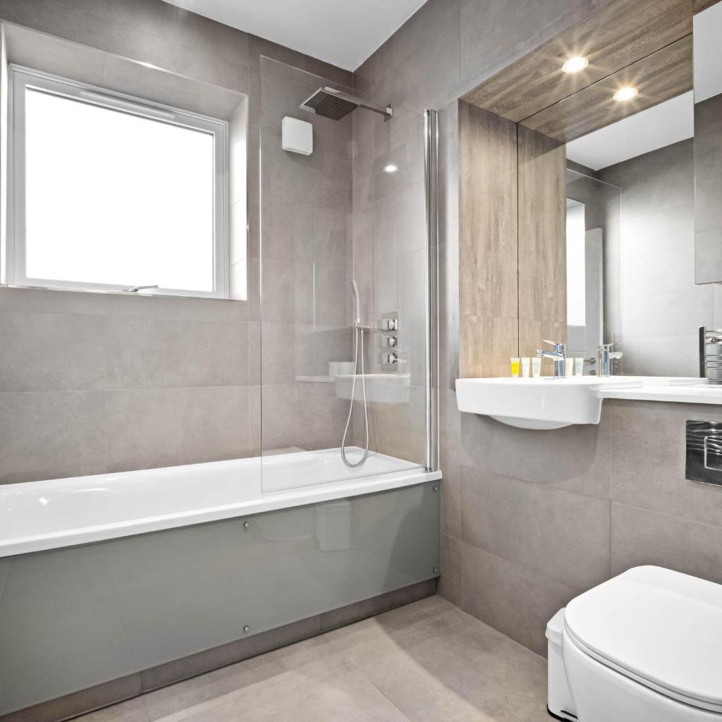 Modern 4 Bedroom Townhouse - City Centre - Garden - Parking - Netflix 17SL 4