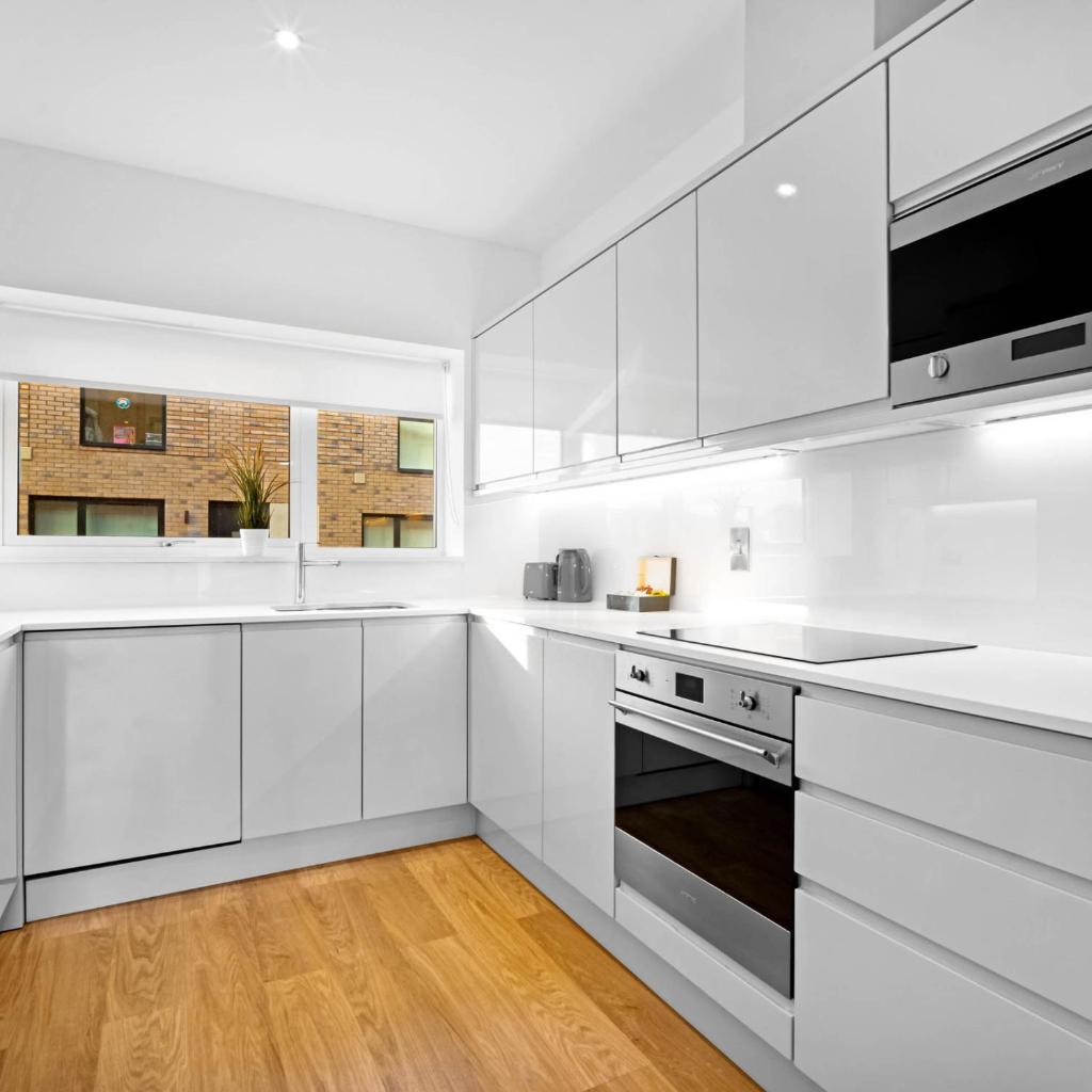 Modern 4 Bedroom Townhouse - City Centre - Garden - Parking - Netflix 17SL 6