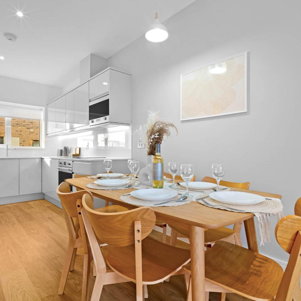 Modern 4 Bedroom Townhouse - City Centre - Garden - Parking - Netflix 17SL 2