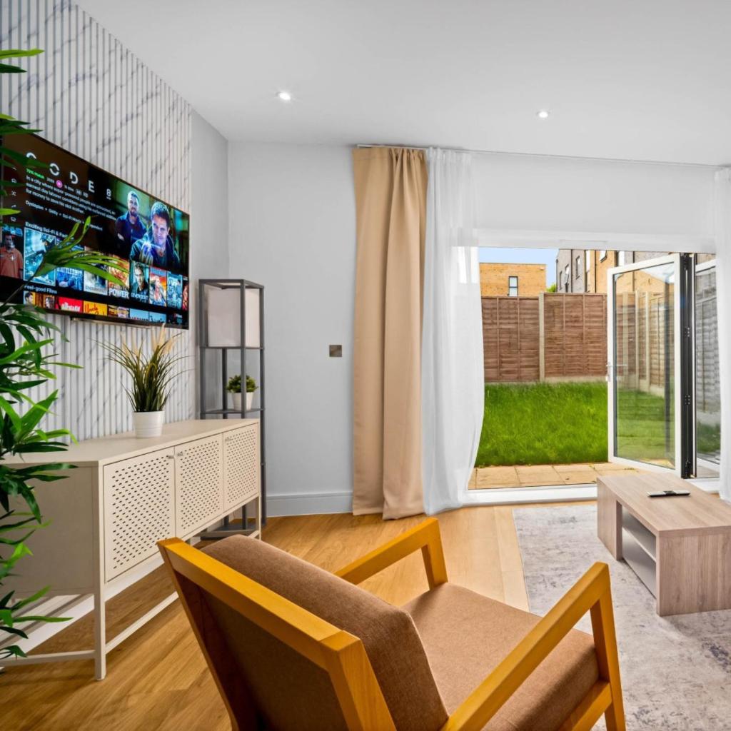 Modern 4 Bedroom Townhouse - City Centre - Garden - Parking - Netflix 17SL 5