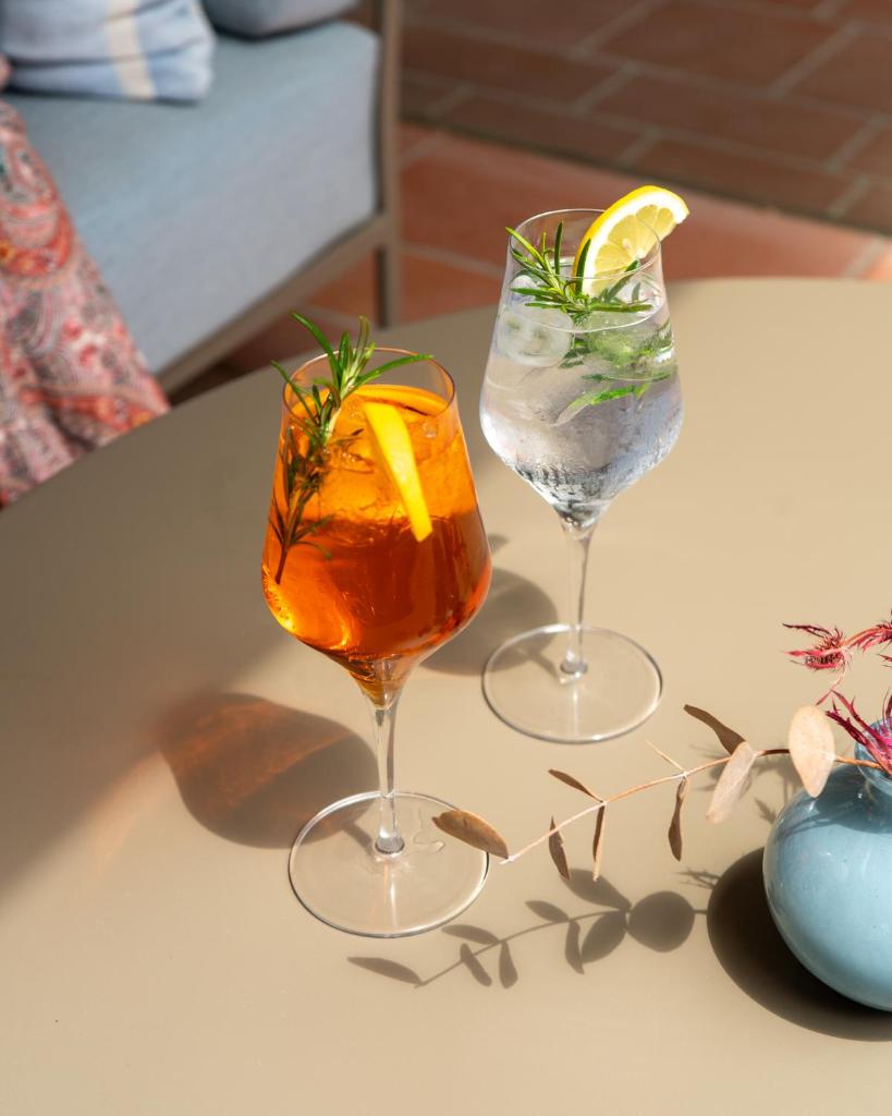 une table avec deux verres de boissons sur une table dans l'établissement Aura Living Hotel, à Rimini 162 autres photos