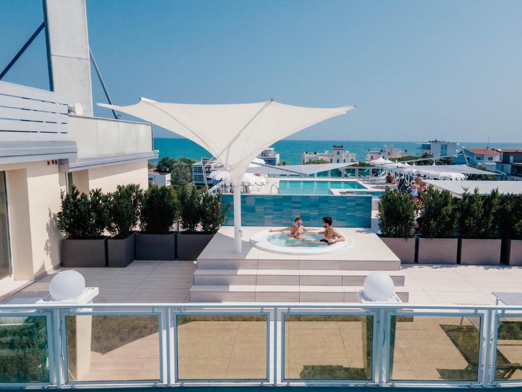 - 2 personnes dans une piscine située dans un bâtiment dans l'établissement Hotel Colombo, à Lido di Jesolo