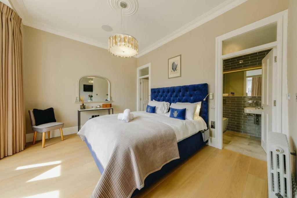 Luxury 3-Bed Apartment - Spacious, Stylish Stay 2