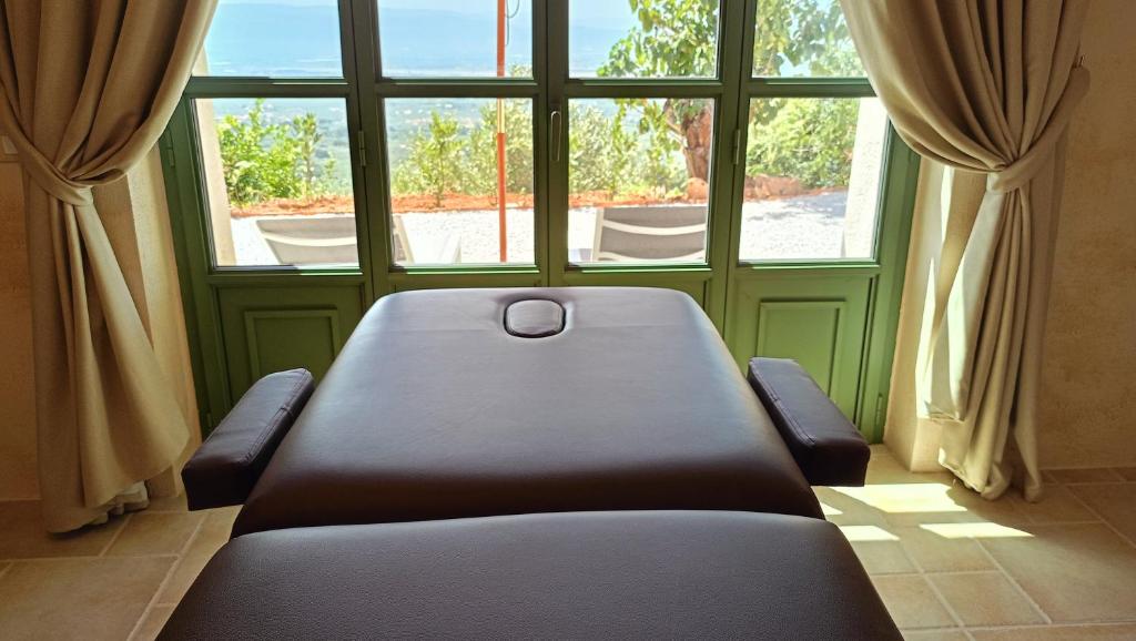 un banc assis dans une pièce avec des fenêtres dans l'établissement Small Exclusive Retreat, à Lamezia Terme 34 autres photos