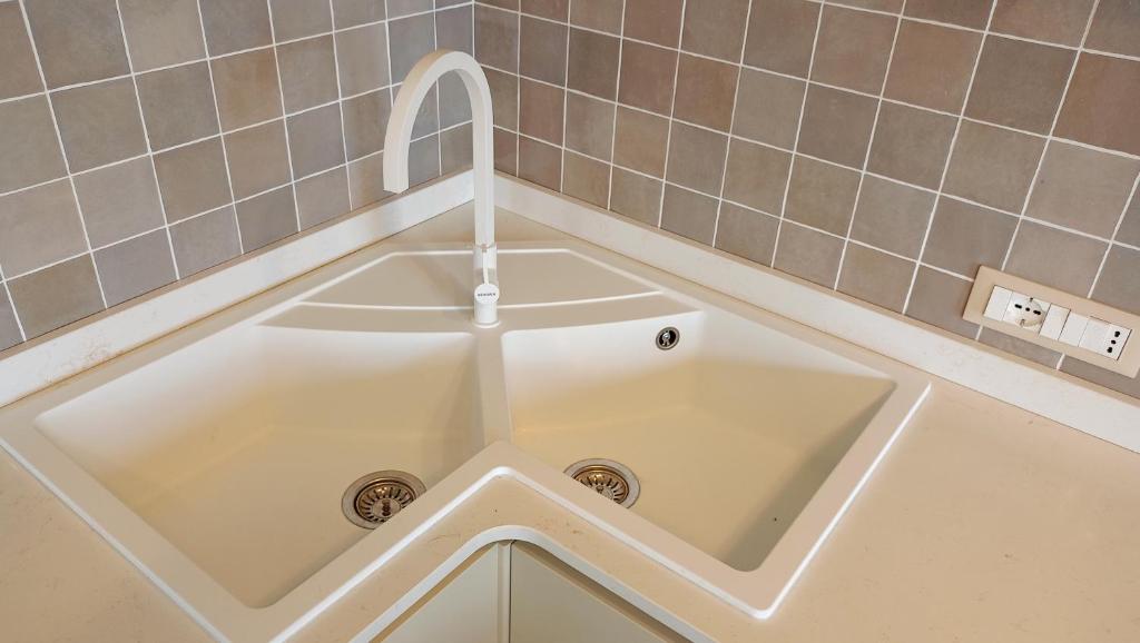 - un évier dans une cuisine avec un robinet dans l'établissement Small Exclusive Retreat, à Lamezia Terme