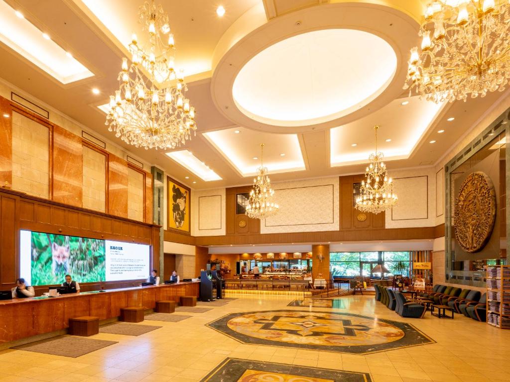 - un hall d'un hôtel orné de lustres dans l'établissement Jozankei Manseikaku Hotel Milione, à Jozankei