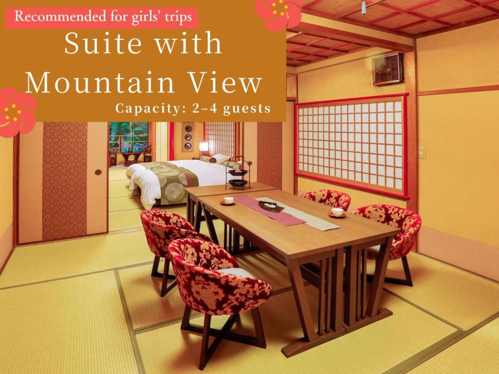 une pièce avec une table et des chaises et une chambre dans l'établissement Kinosaki Tenboen, à Toyooka