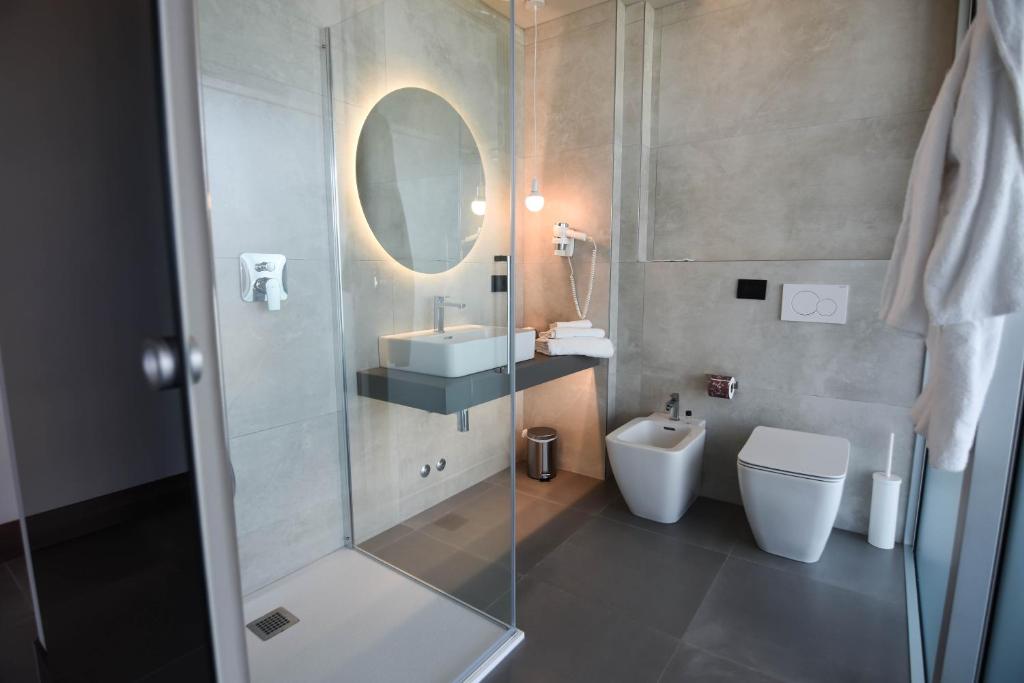 une salle de bain avec une douche, des toilettes et un lavabo dans l'établissement Waldorf Suite Hotel, à Rimini