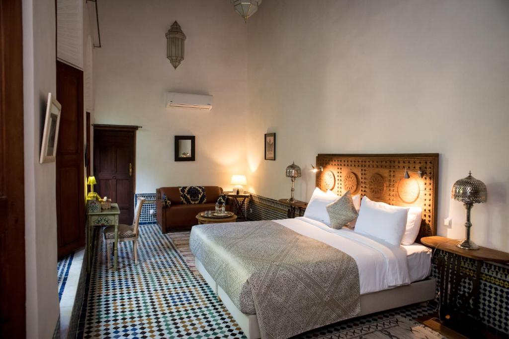 une chambre d'hôtel avec un lit et un canapé dans l'établissement Riad Hanael Garden & Spa, à Fès 121 autres photos