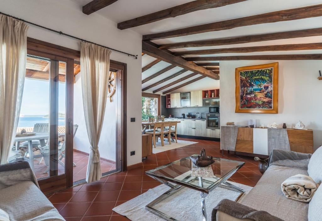 un salon ouvert avec vue sur l'océan dans l'établissement Villa Caterina, à Monte Petrosu