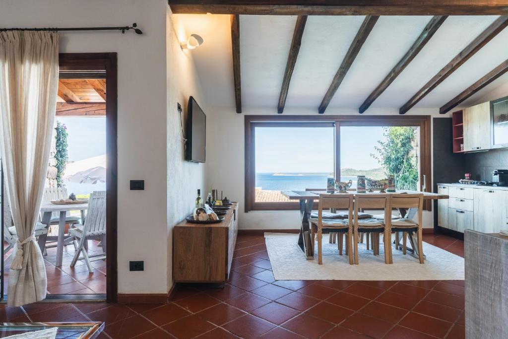 une cuisine et une salle à manger avec une table avec vue dans l'établissement Villa Caterina, à Monte Petrosu 23 autres photos