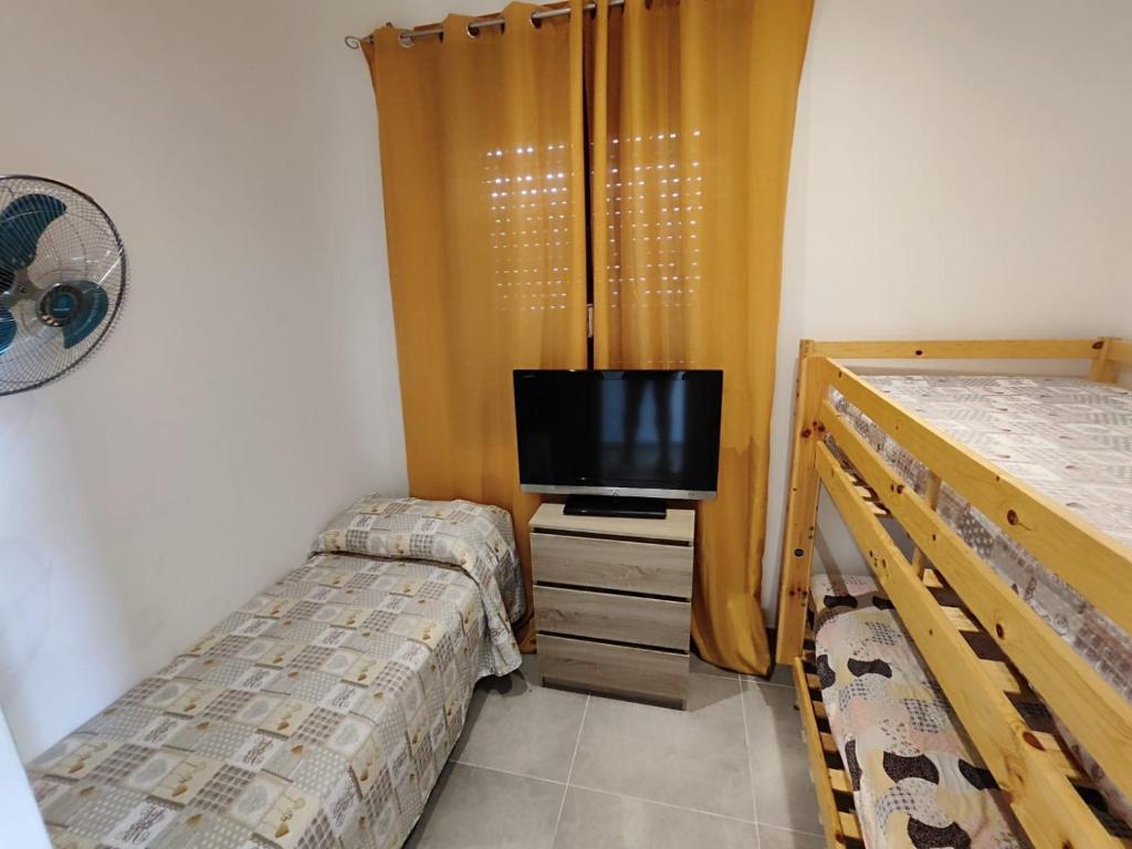 - une chambre avec 2 lits superposés et une télévision dans l'établissement Puffolandia House, à Contrada Maeggio 22 autres photos
