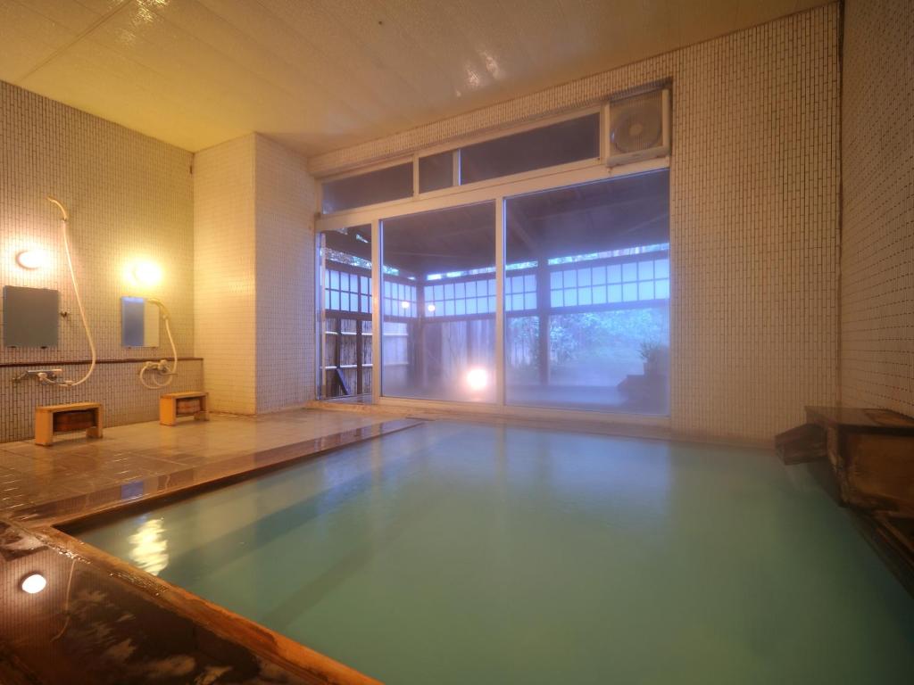 - une piscine dans une chambre dotée d'une grande fenêtre dans l'établissement Hanakanzashi, à Nihommatsu 36 autres photos