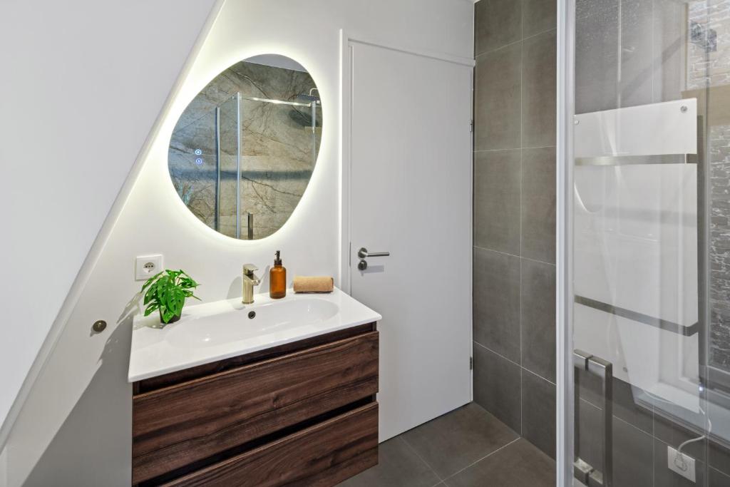 Stylish-loft near city center and park 7