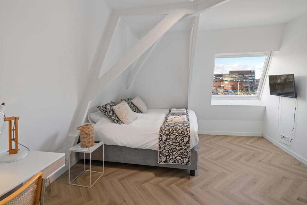 Stylish-loft near city center and park 6