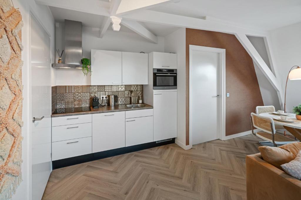 Stylish-loft near city center and park 8