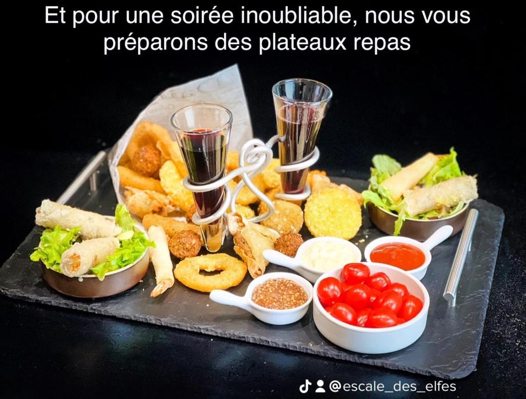 un plateau de nourriture avec des verres de vin et des amuse-gueules dans l'établissement Dôme Atmo'sphère, la tête dans les étoiles avec accès piscine, à Saint-Évarzec