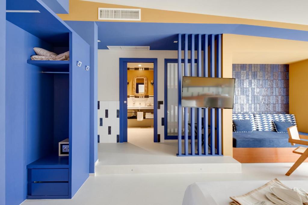 une chambre avec une pièce bleue et jaune dans l'établissement MARITTIMO Milano Marittima, à Milano Marittima