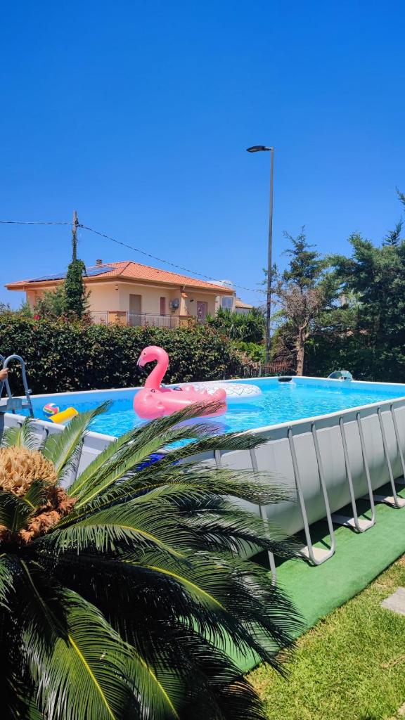 un flotteur de flamants roses dans une piscine dans l'établissement Villa Rosa Holidays, à Altavilla Milicia