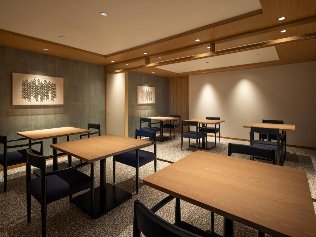 un restaurant avec des tables et des chaises dans une salle dans l'établissement KAMENOI HOTEL Ako, à Ako