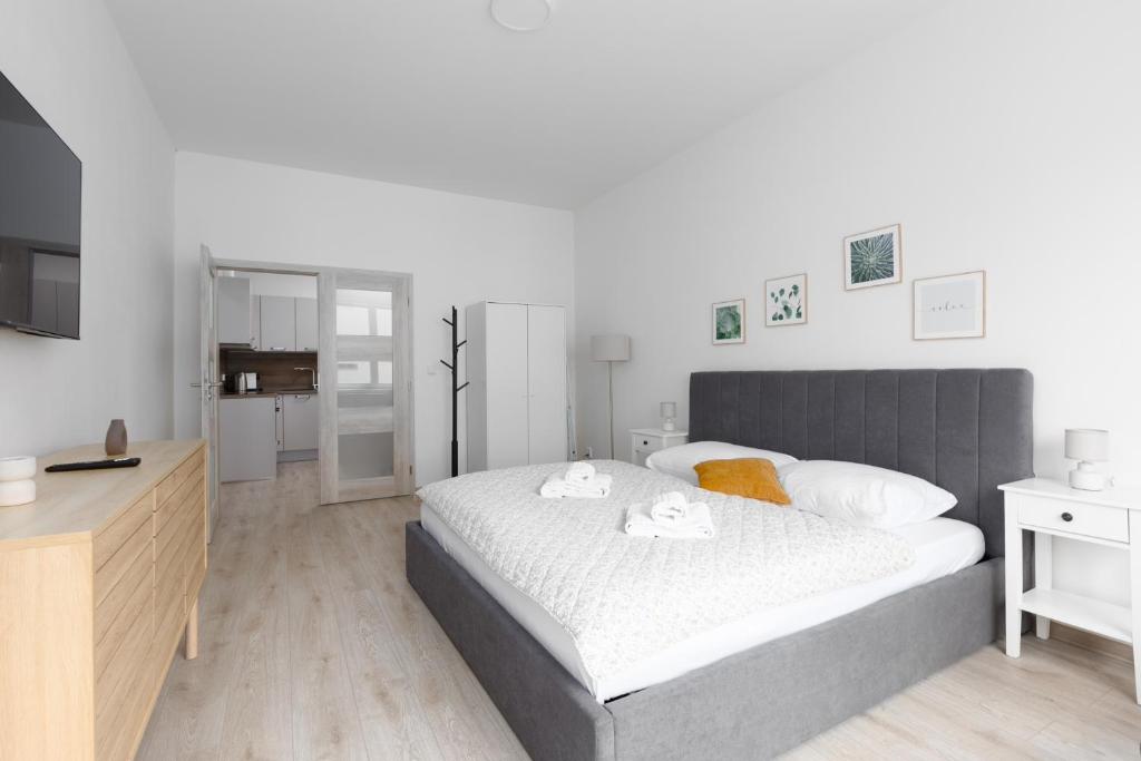Apartment with 2 bedrooms with kitchen near metro 1